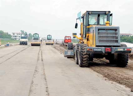 鹽通高速公路路面施工進入尾聲，區域交通新動脈即將全面貫通
